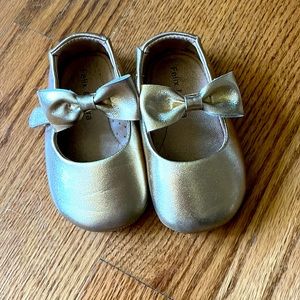 Toddler shoes fits a 2-3 yr old.